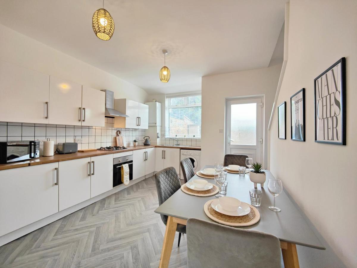 Stott House - Bright Spacious Townhouse 15 Minutes To Central Manchester With Free Parking Villa Luaran gambar