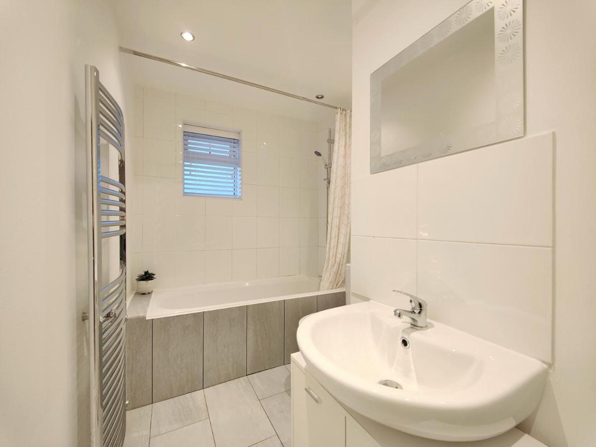 Stott House - Bright Spacious Townhouse 15 Minutes To Central Manchester With Free Parking Villa Luaran gambar